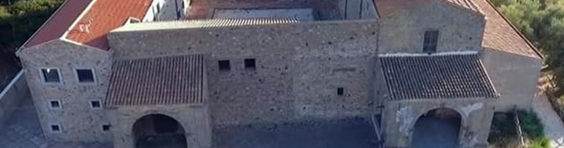 Chiostro dei Frati Minori Osservanti annesso alla Chiesa di Santa Maria di Gesù Chiostro dei Frati Minori Osservanti annesso alla Chiesa di Santa Maria di Gesù